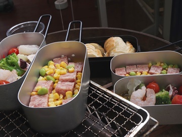 *【BBQキャンプ飯】サイコロスケーキやアヒージョなど、飽きのこない充実したメニューをご用意。