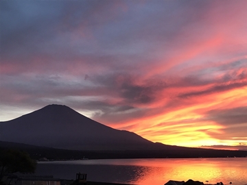 *富士山と山中湖／夕暮れ時には一面が真っ赤に染まり、人々の心を魅了する神秘的な山中湖からのぞむ富士山