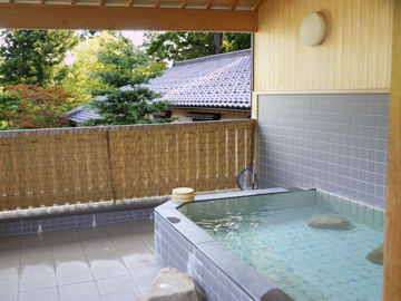 *五頭 山峡の湯 露天風呂／心地よい自然の音色、天気が良ければ遠く山並みを望むことができます